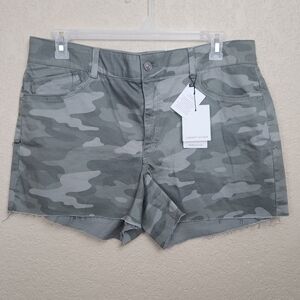 Gibson Latimer Green Perfect Fit Raw Hem Camo Shorts Size 18 (5201)